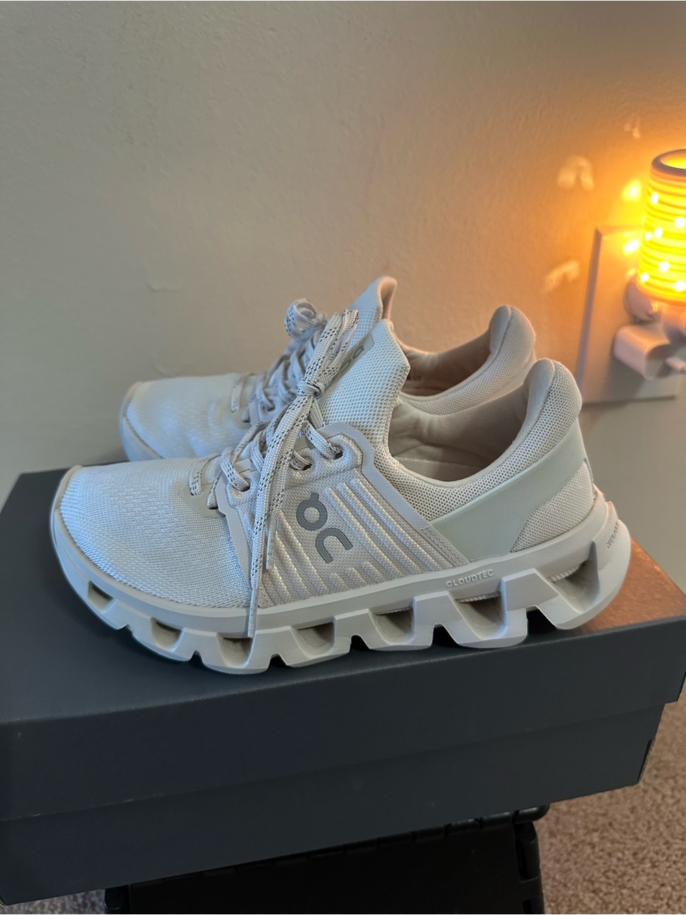 On Cloudswift 4 AD, Women’s White Lightweight Cloud Sneakers. Size 6